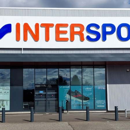 façade du magasin intersport et vitrine promotionnelle