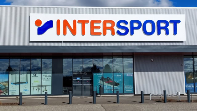 façade du magasin intersport et vitrine promotionnelle
