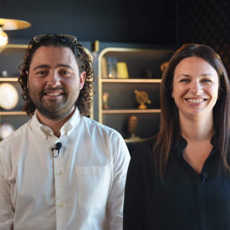 couple souriant en interview, intérieur Élégant