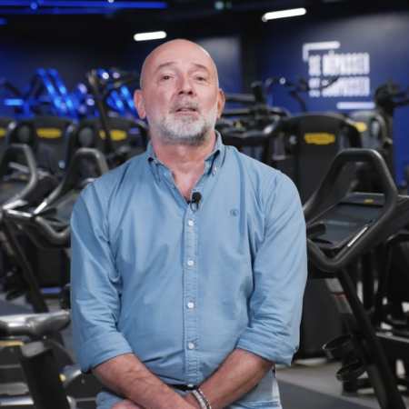 interview d’homme dans une salle de sport moderne