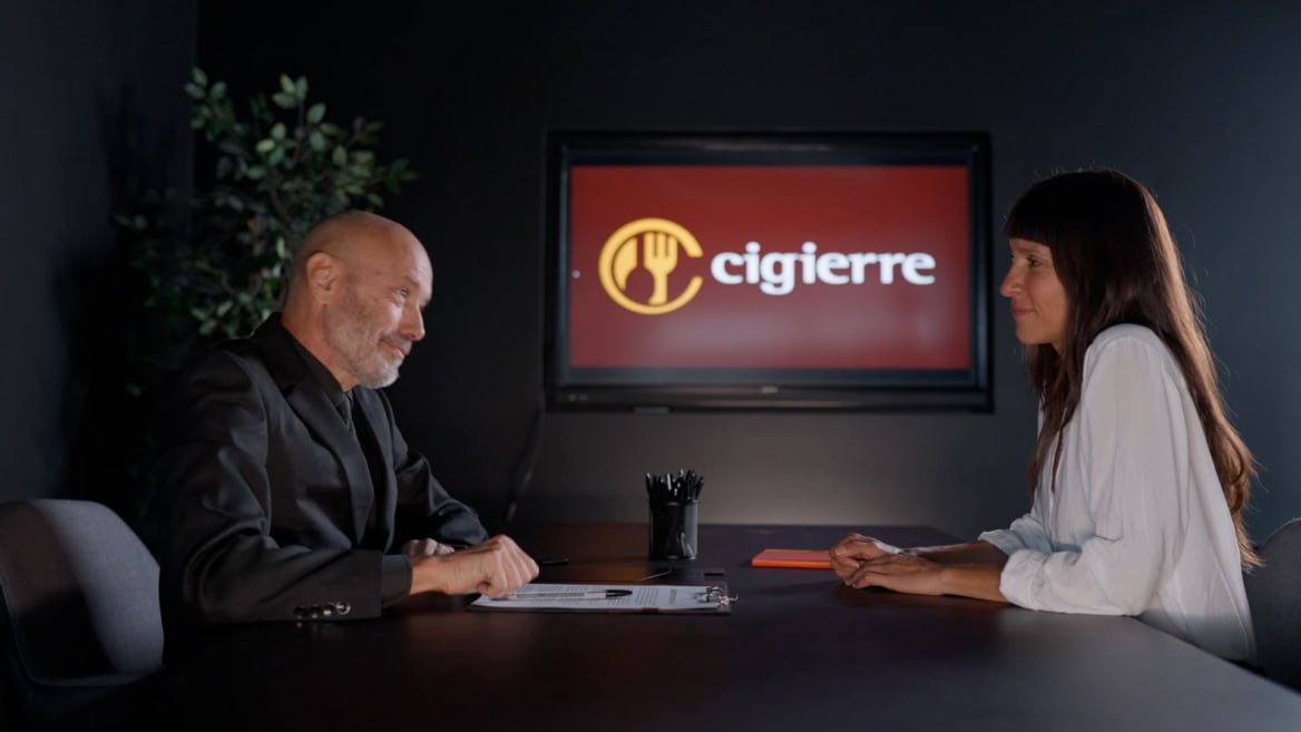 intervista aziendale con logo cigière in ufficio