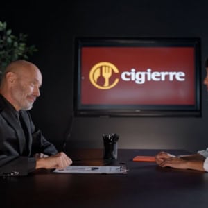intervista aziendale con logo cigière in ufficio