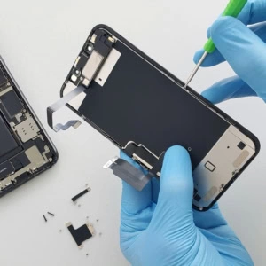 riparazione iphone aperto con schermo smontato