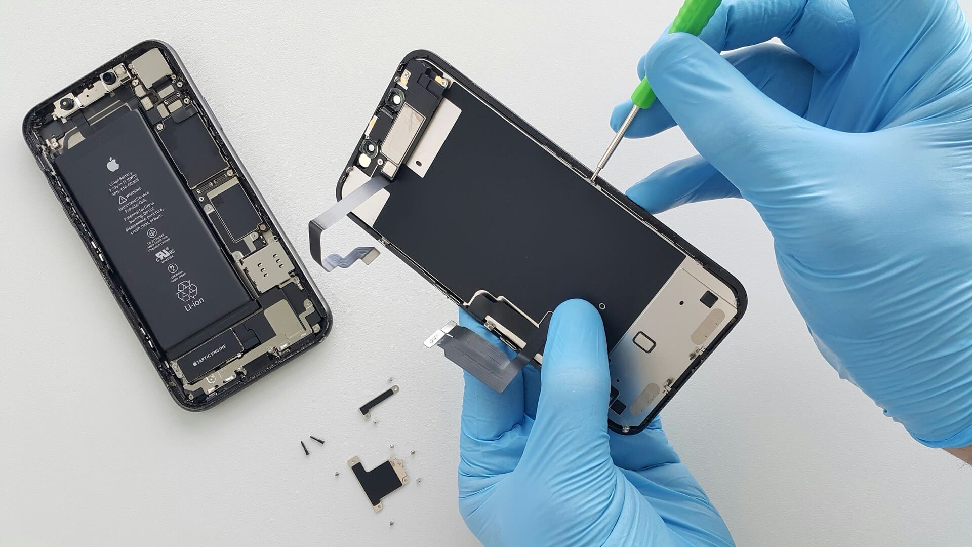 riparazione iphone aperto con schermo smontato
