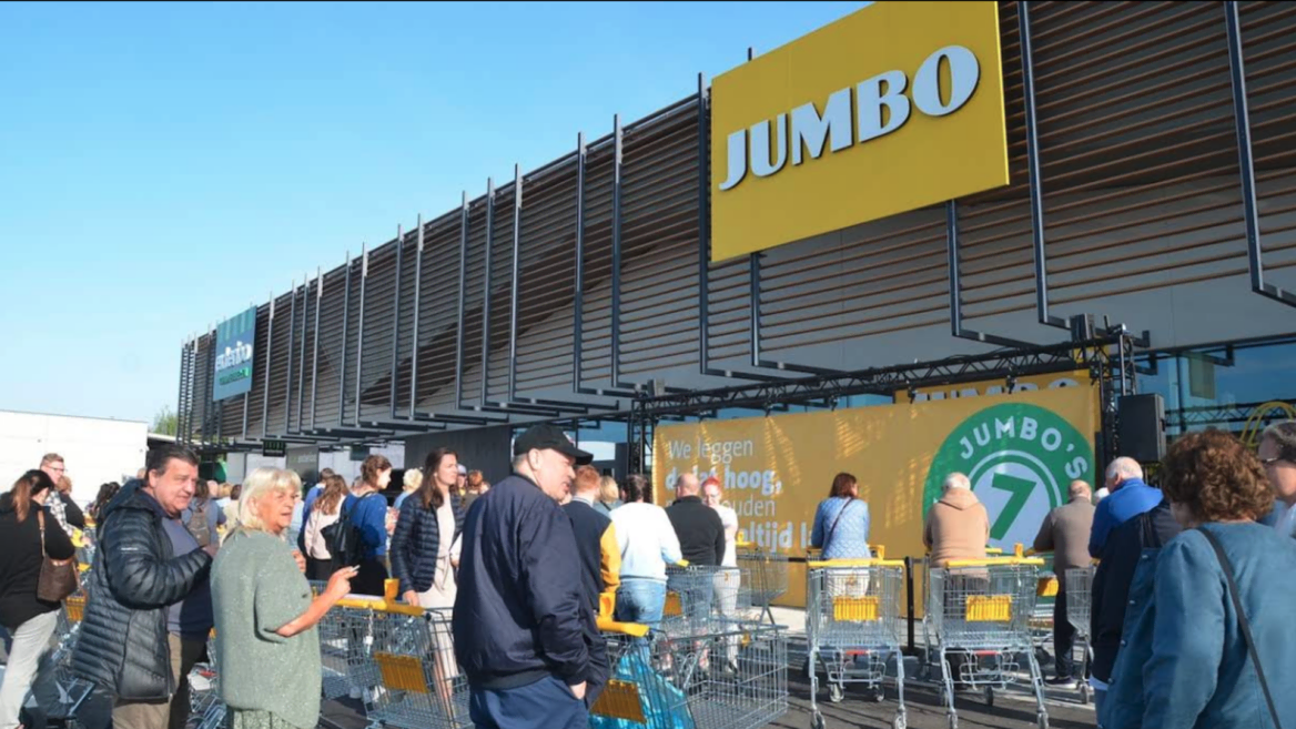 foule devant le supermarché jumbo en plein air