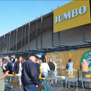 foule devant le supermarché jumbo en plein air