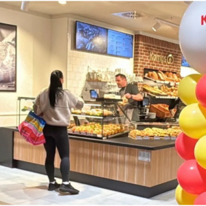 kamps bäckerei eröffnung mit ballons und kunden am tresen