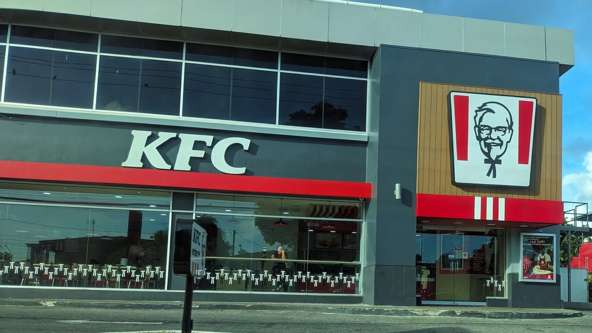 façade moderne d’un restaurant kfc en plein jour