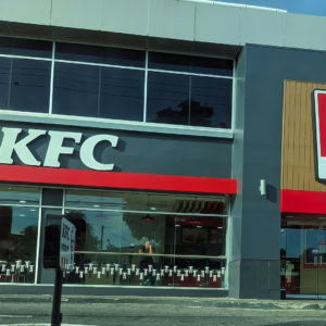 façade moderne d’un restaurant kfc en plein jour