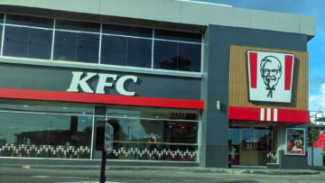façade moderne d’un restaurant kfc en plein jour