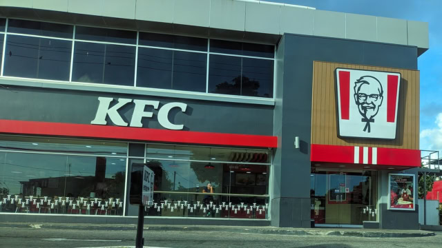 façade moderne d’un restaurant kfc en plein jour