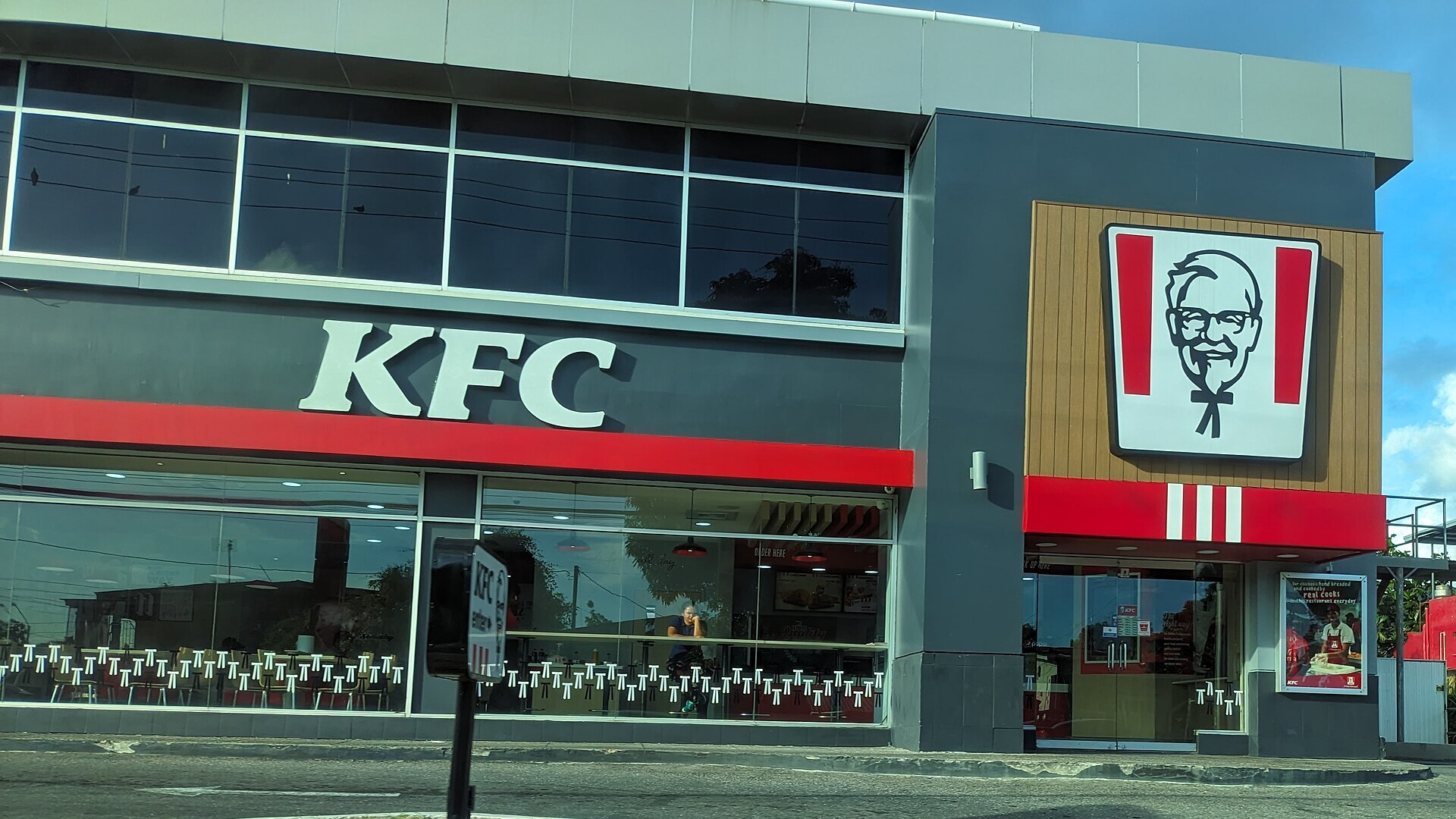 façade moderne d’un restaurant kfc en plein jour