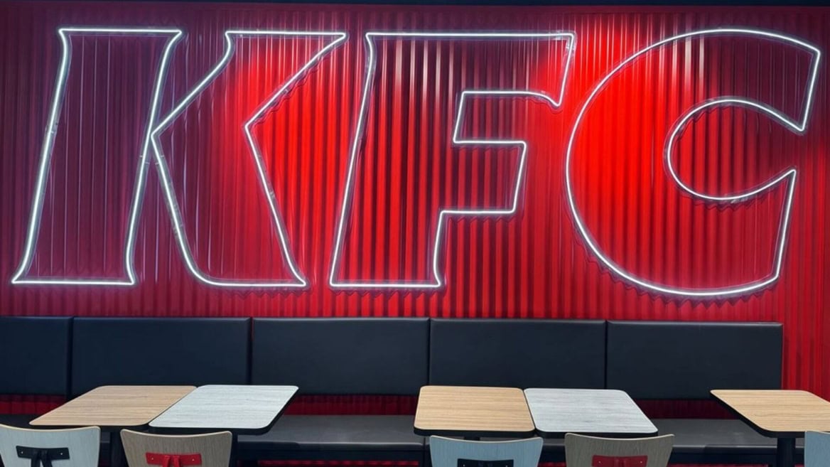 intérieur kfc moderne avec mur rouge lumineux