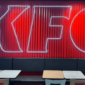 intérieur kfc moderne avec mur rouge lumineux