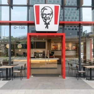 fachada moderna de kfc en centro urbano