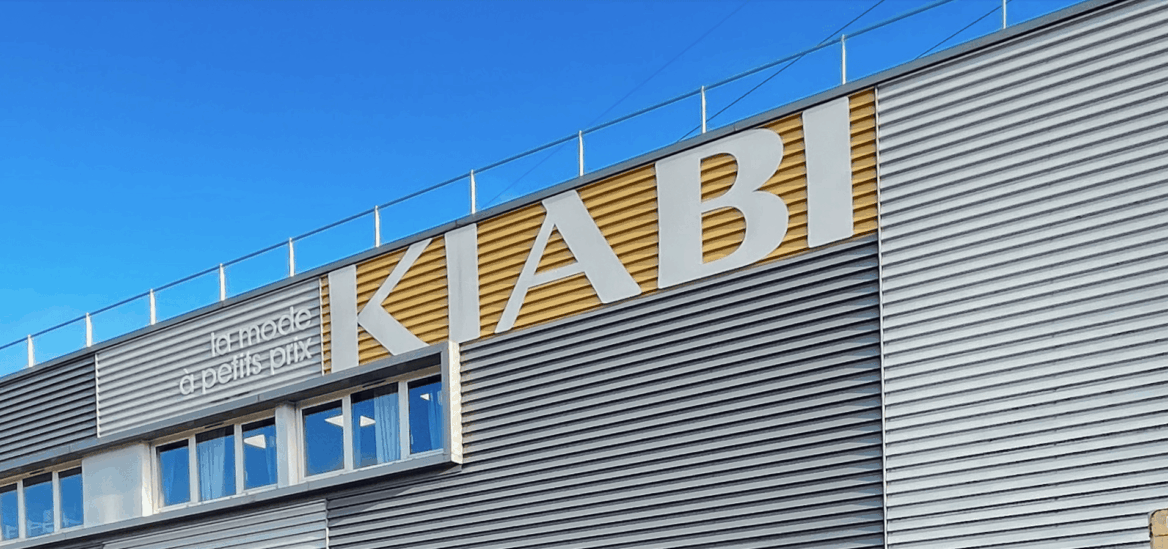 façade kiabi moderne sous ciel bleu