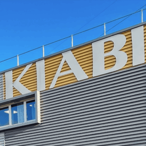 façade kiabi moderne sous ciel bleu