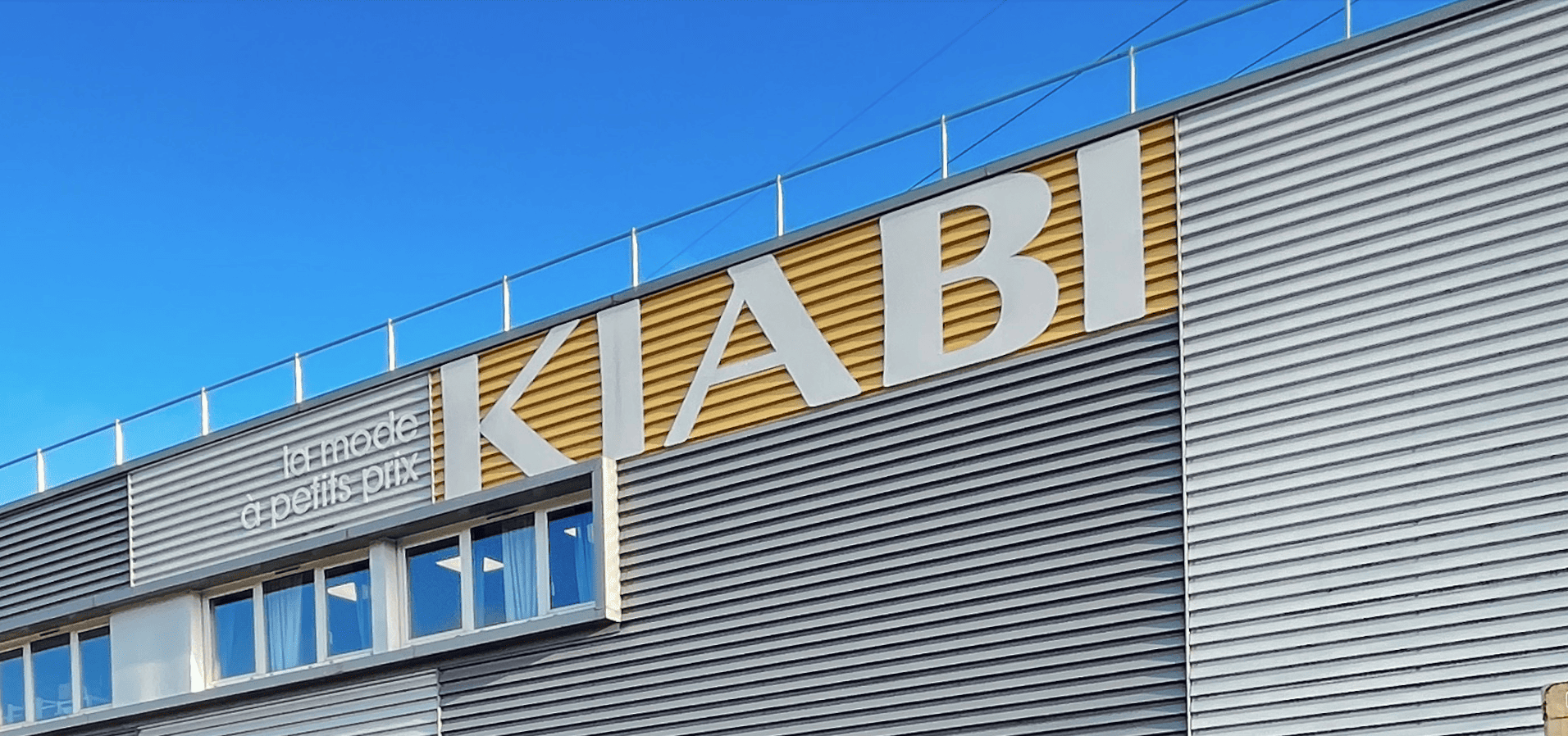 façade kiabi moderne sous ciel bleu