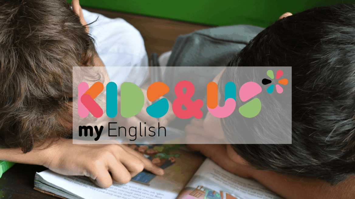 bambini che leggono un libro di inglese insieme
