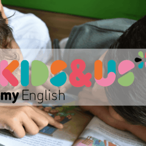 bambini che leggono un libro di inglese insieme