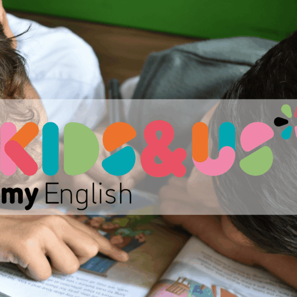 bambini che leggono un libro di inglese insieme