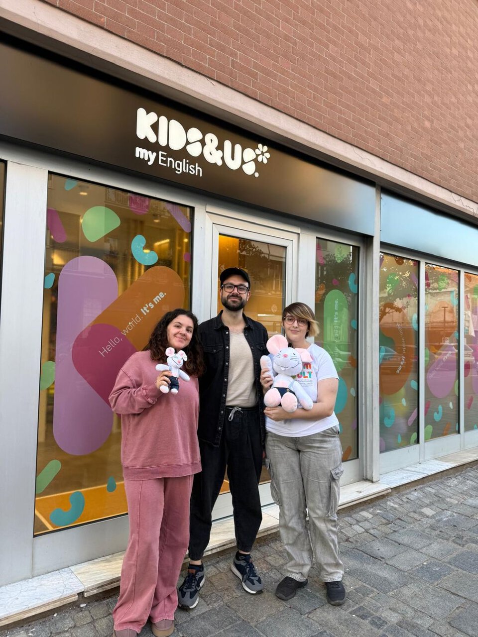 gruppo davanti a kids&us con peluche colorati