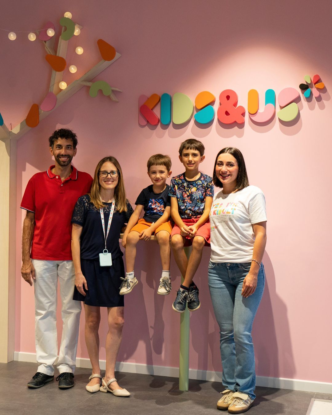 gruppo felice al kids&us con bambini e insegnanti