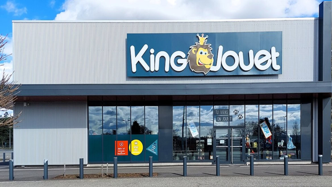 façade du magasin king jouet avec enseigne et vitrine