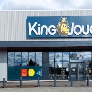 façade du magasin king jouet avec enseigne et vitrine