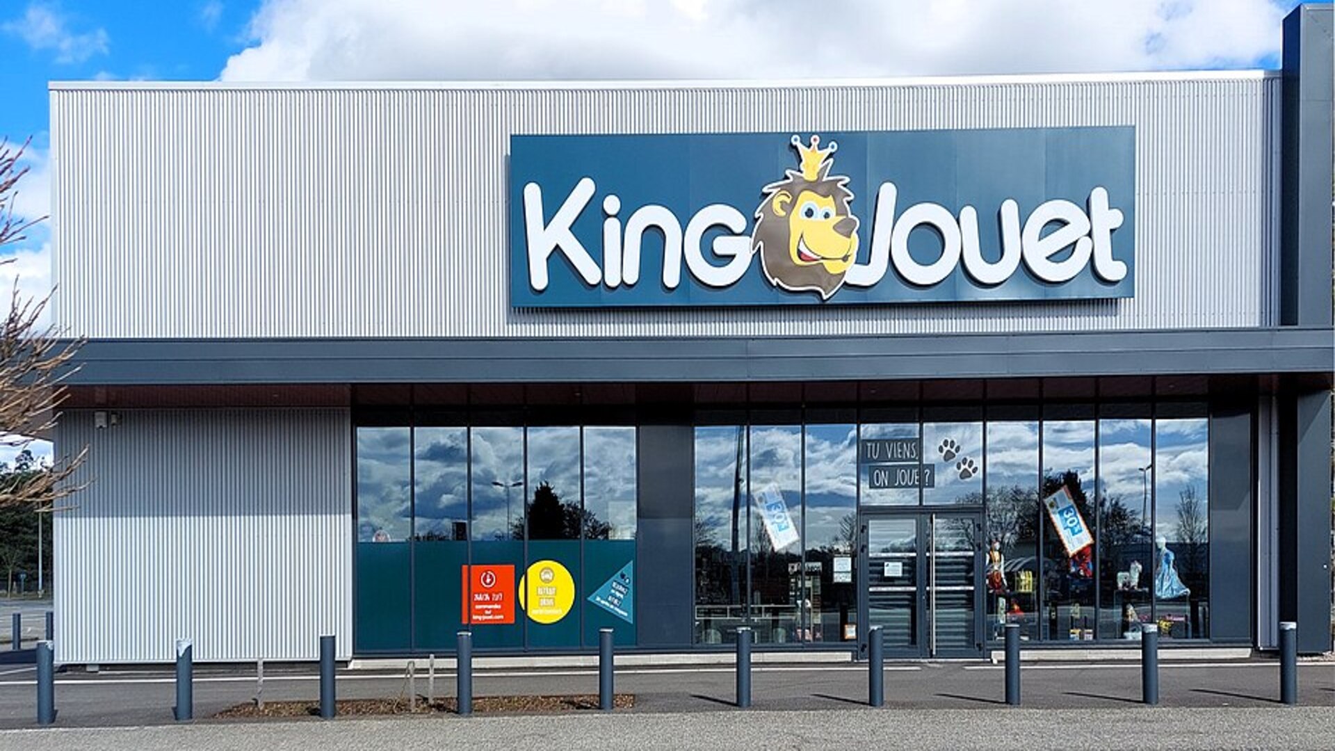 façade du magasin king jouet avec enseigne et vitrine