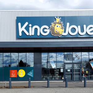 façade du magasin king jouet avec parking et vitrine moderne
