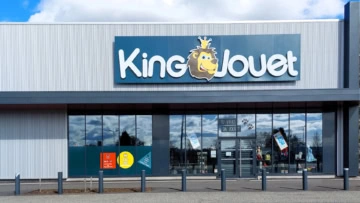 façade du magasin king jouet avec parking et vitrine moderne