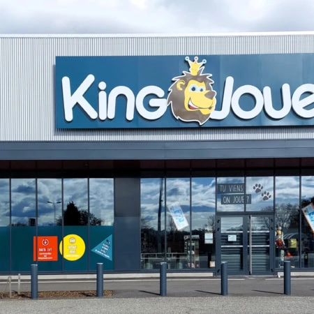 façade du magasin king jouet avec parking et vitrine moderne