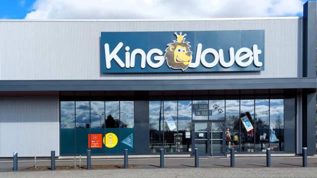 façade du magasin king jouet avec parking et vitrine moderne