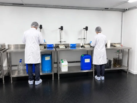 laboratoire propre : deux opérateurs en action