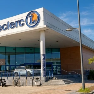façade e.leclerc et parking ensoleillé