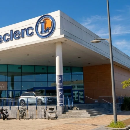 façade e.leclerc et parking ensoleillé