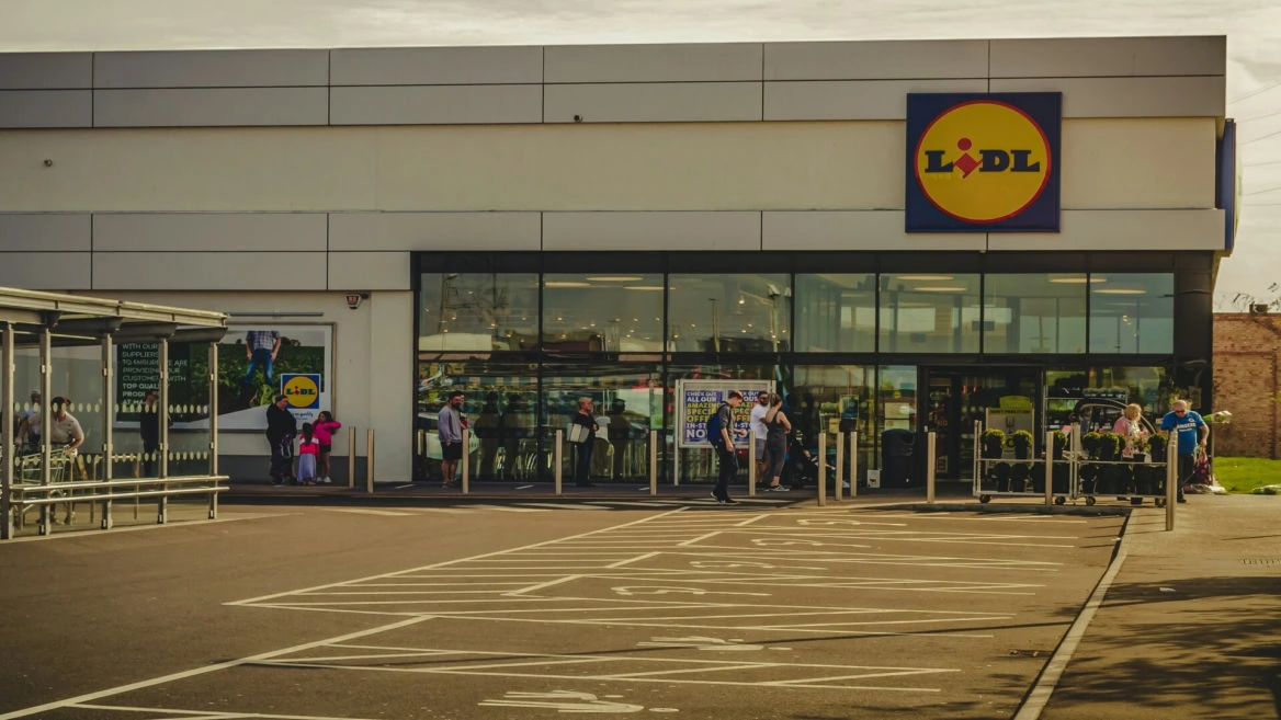 entrée lidl avec parking et clients