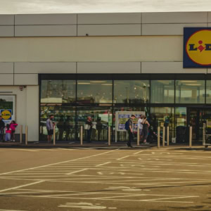 entrée lidl avec parking et clients