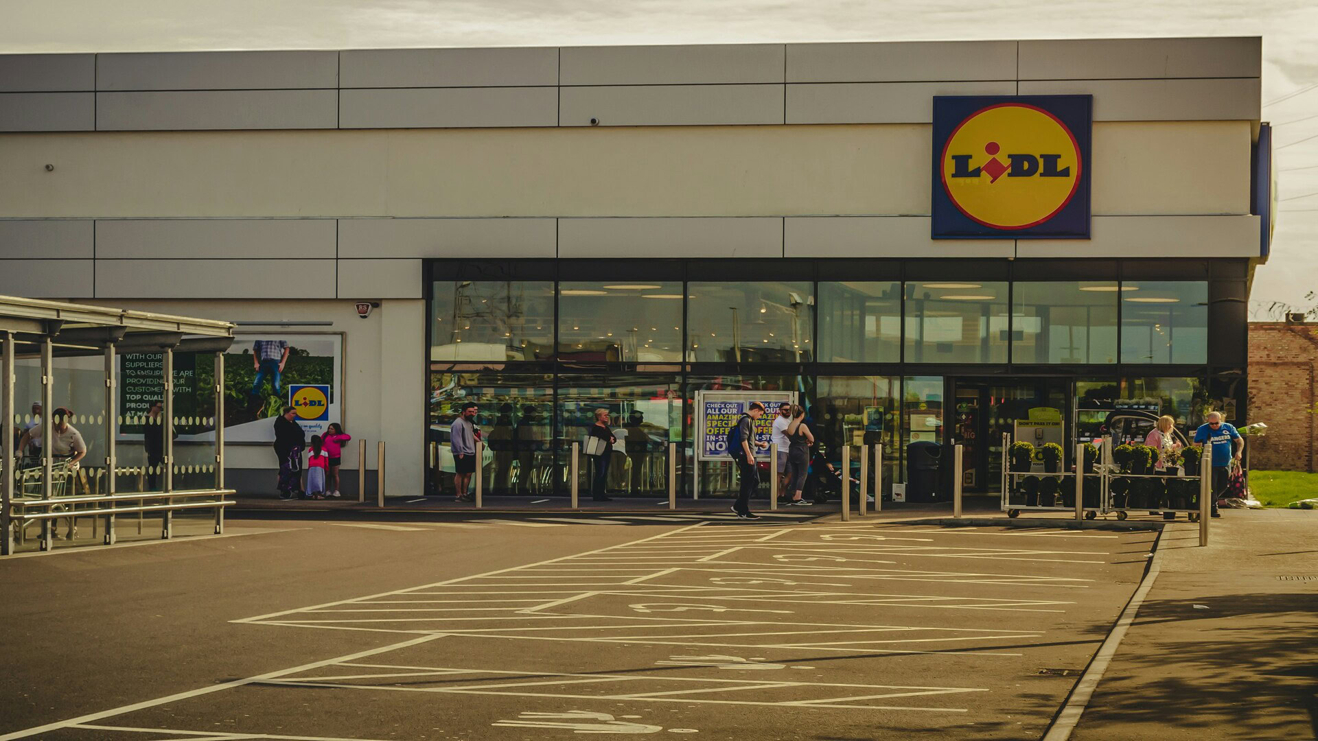 entrée lidl avec parking et clients