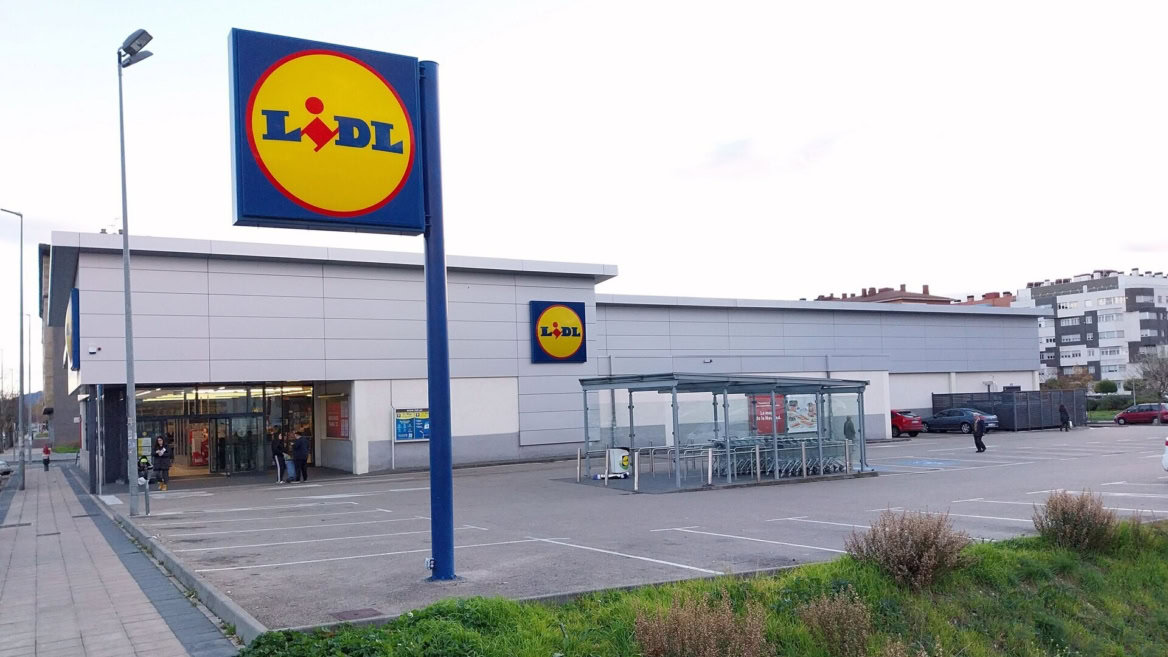 lidl en ville : supermarché et parking extérieur