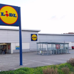 lidl en ville : supermarché et parking extérieur