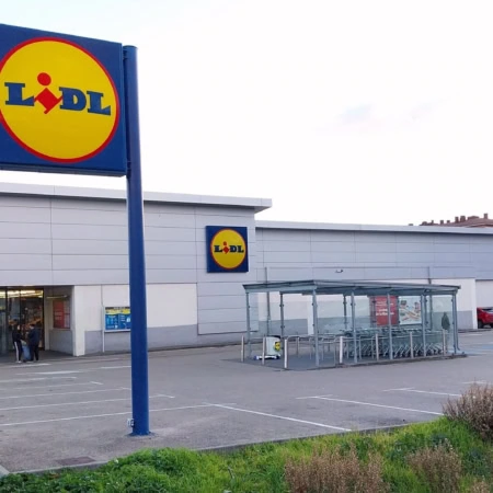 lidl en ville : supermarché et parking extérieur