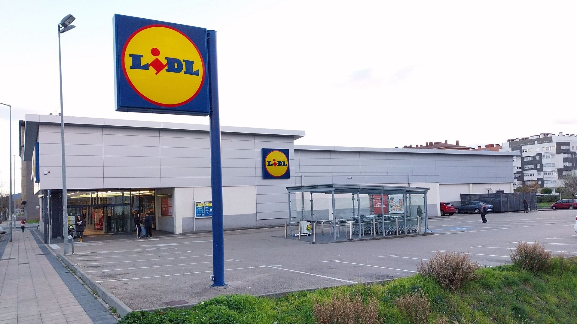lidl en ville : supermarché et parking extérieur