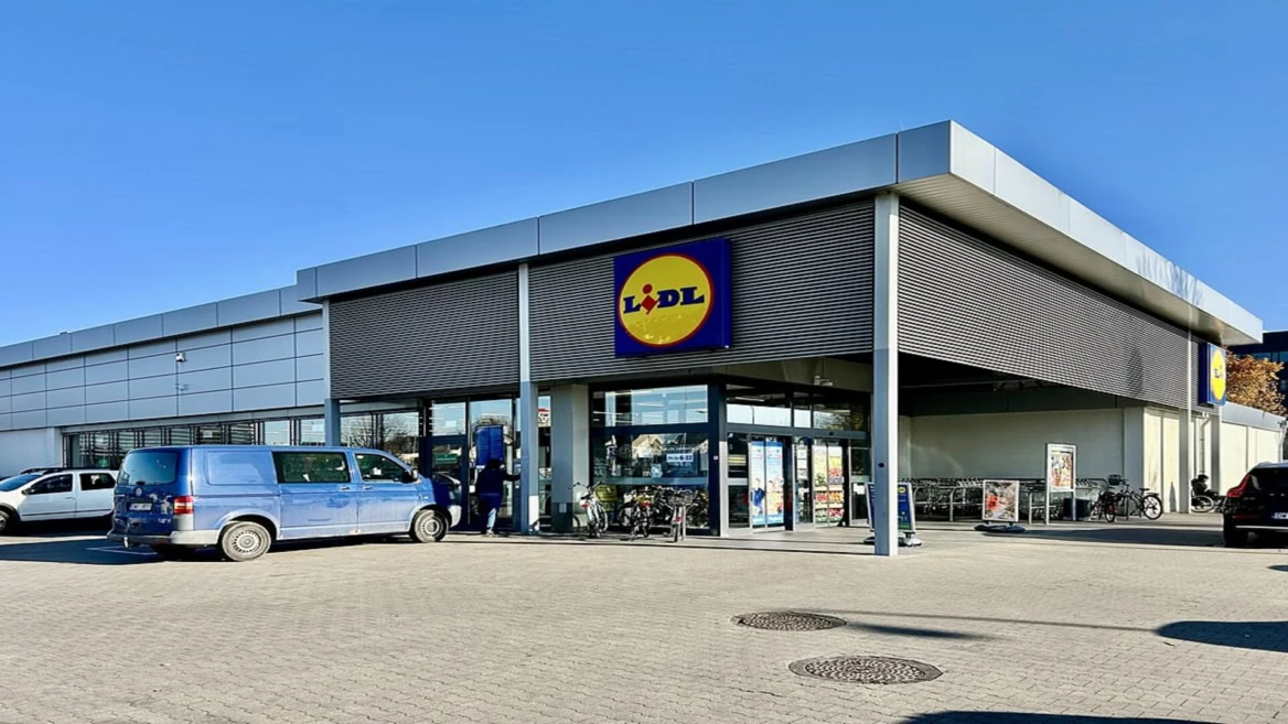 façade lidl moderne sous ciel bleu