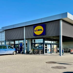 façade lidl moderne sous ciel bleu