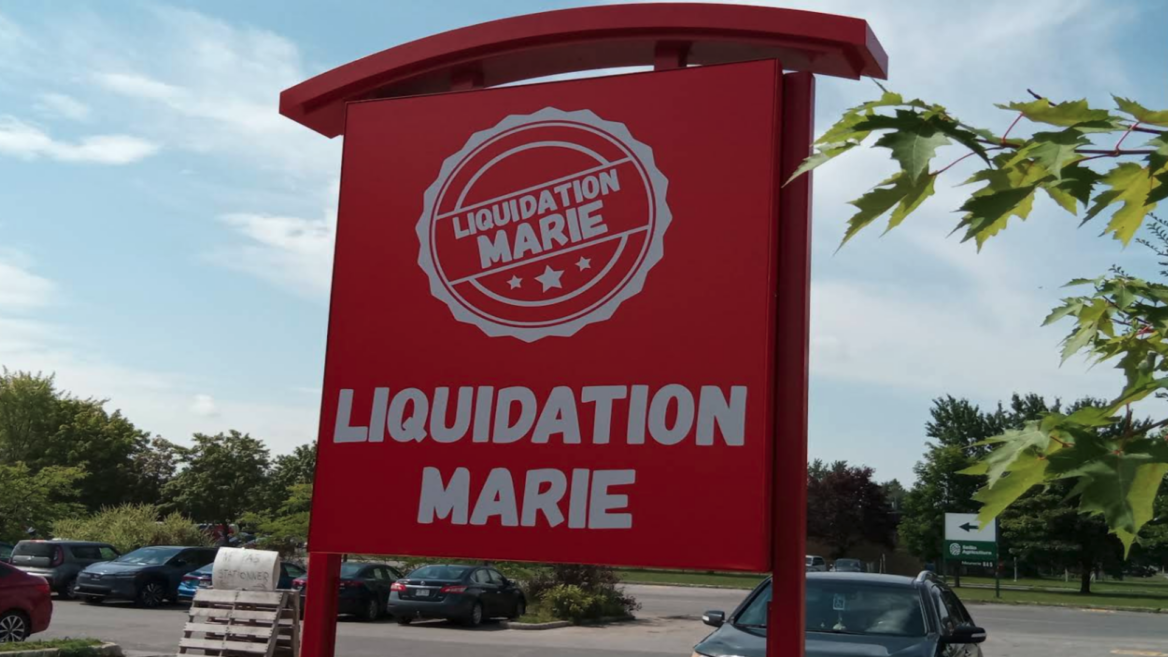 enseigne rouge liquidation marie en extérieur
