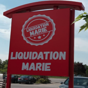 enseigne rouge liquidation marie en extérieur