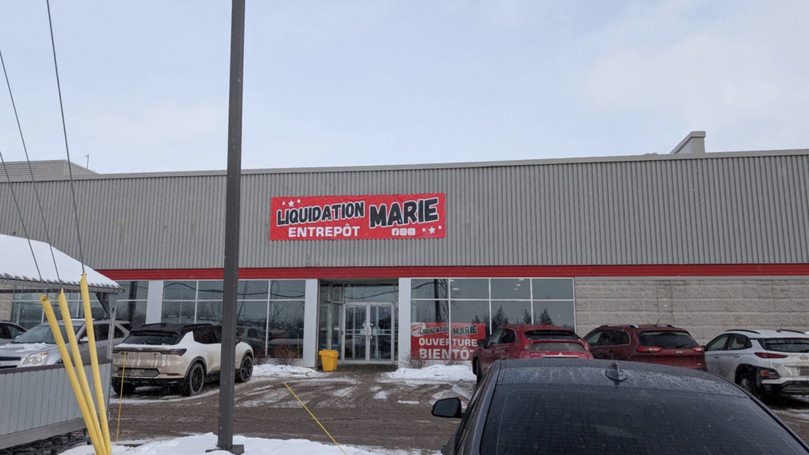 façade de liquidation marie sous la neige