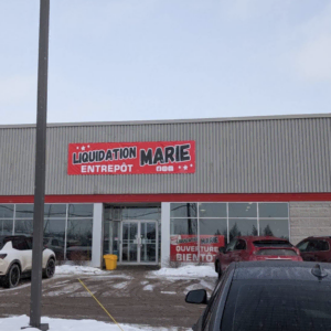façade de liquidation marie sous la neige